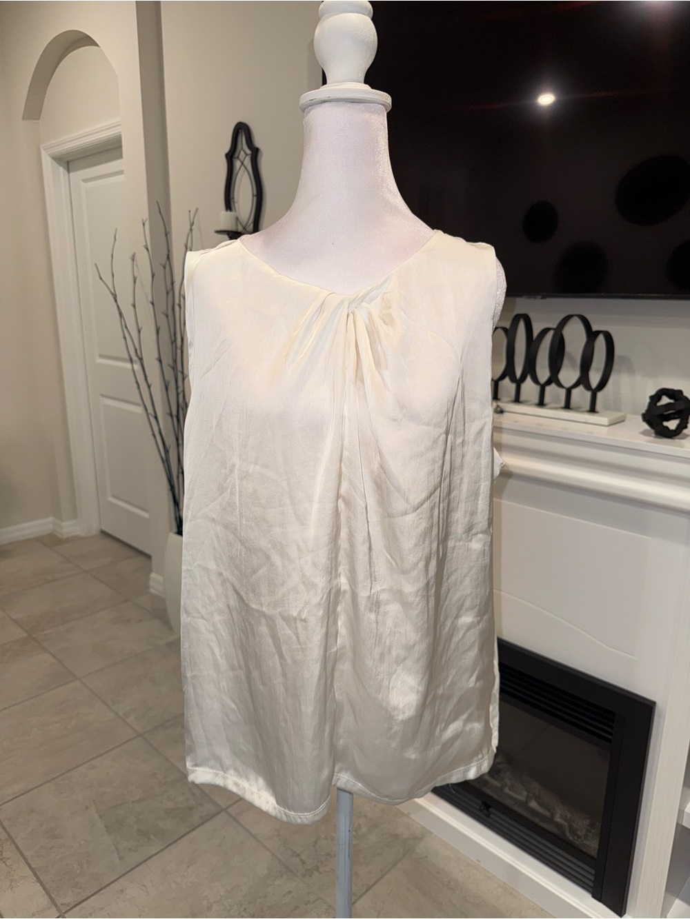 2 x 20$ Banana Republic Cream Sleeveless Pleated Neck Camisole Size XL